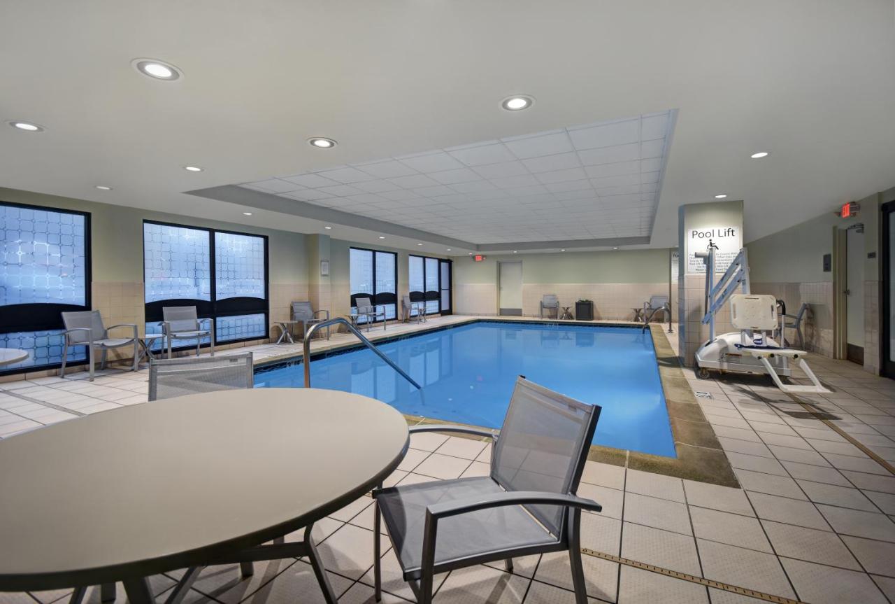 Heated swimming pool: Holiday Inn Express & Suites Cincinnati Riverfront, an IHG Hotel