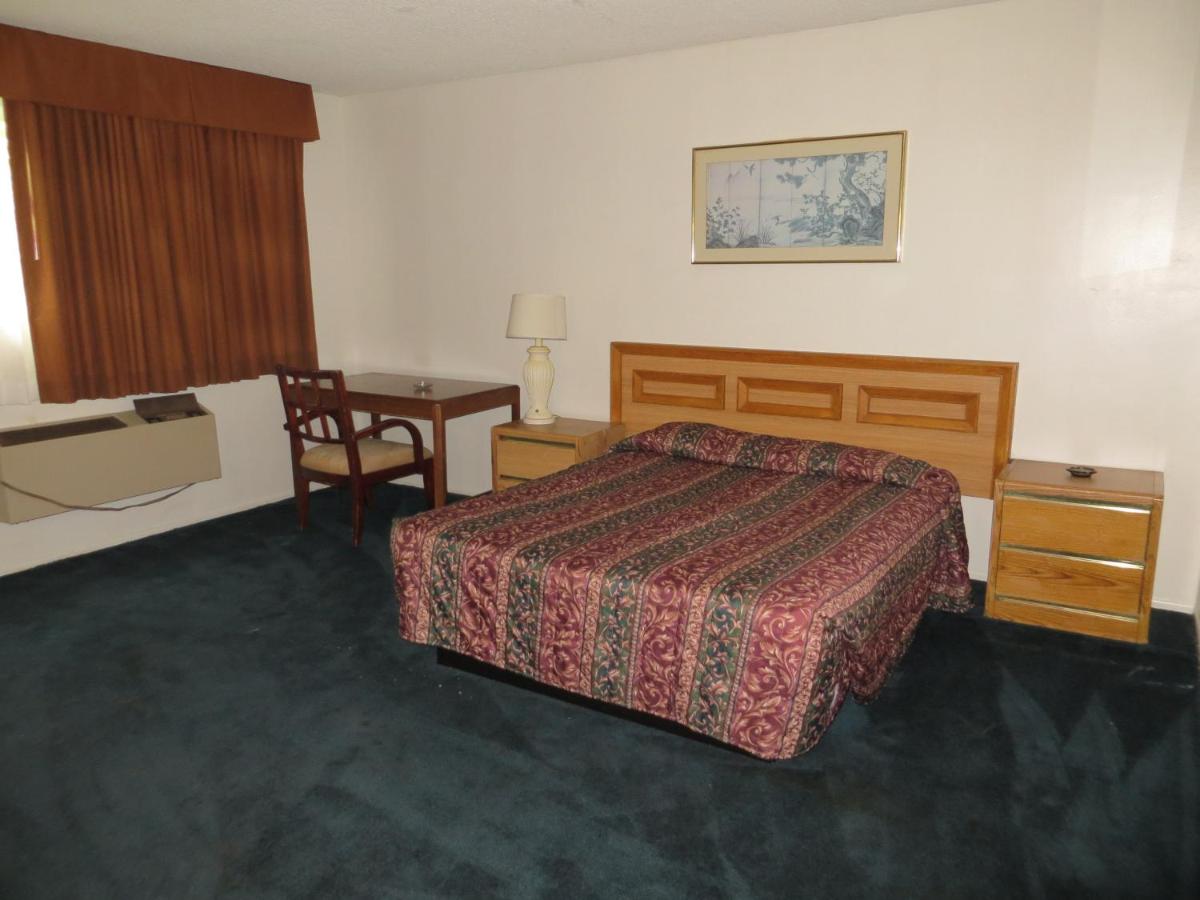 Jet Inn - Windsor Hills — photo 11