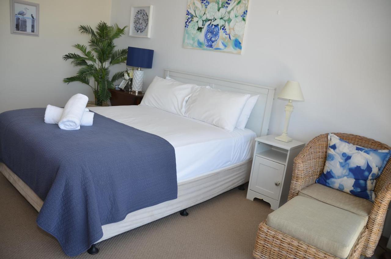 The Meriton Apartments on Main Beach photo