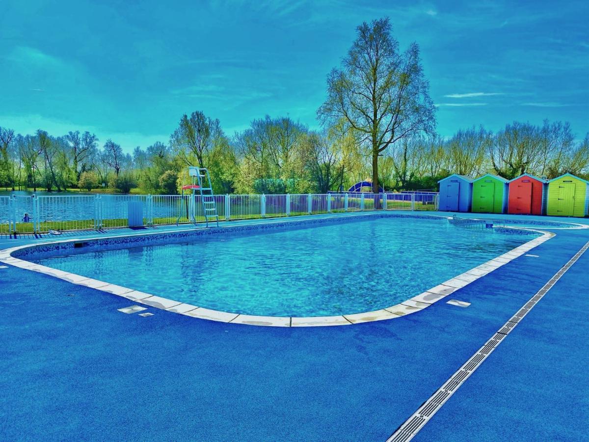 Heated swimming pool: Auroras Dream Lodge - Hoburne Cotswolds Holiday Park