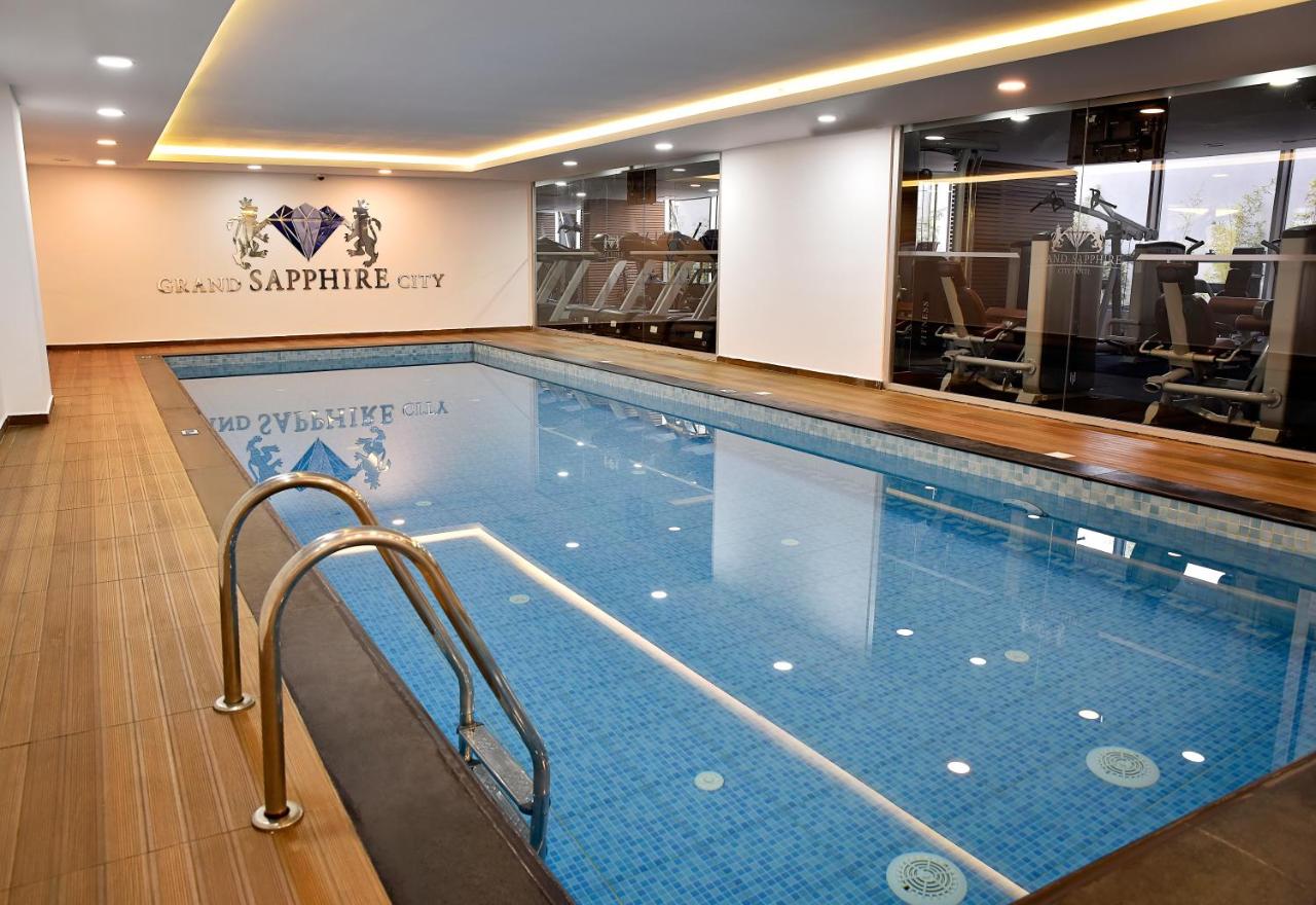 Heated swimming pool: Grand Sapphire City Hotel