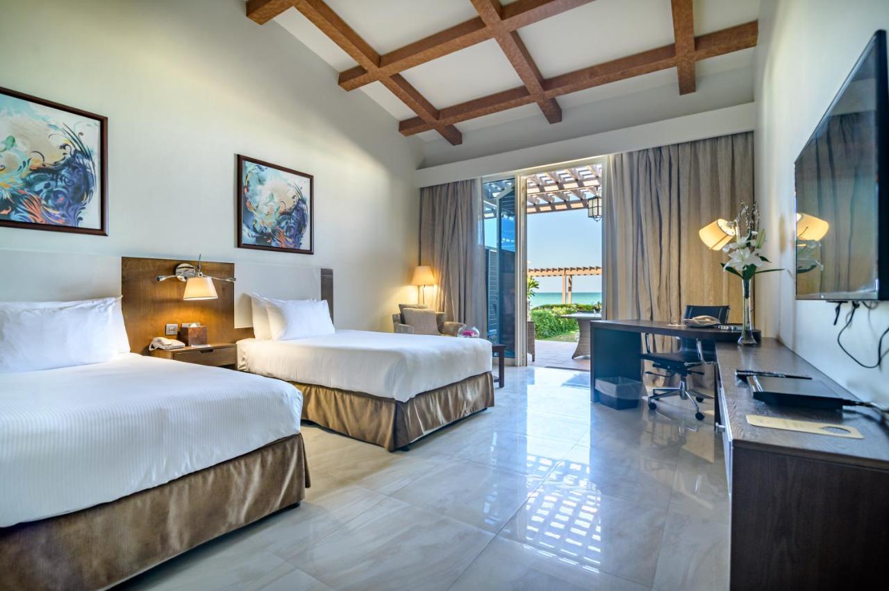 Premium Beachfront chalet double room with two beds with Garden, private terrace and parking