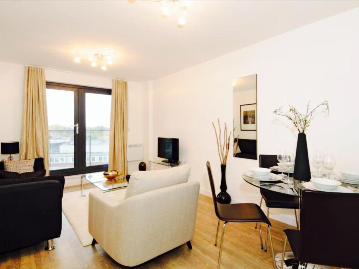 New Central Woking 1 and 2 Bedroom Apartments with Free Gym, close to Train Station photo