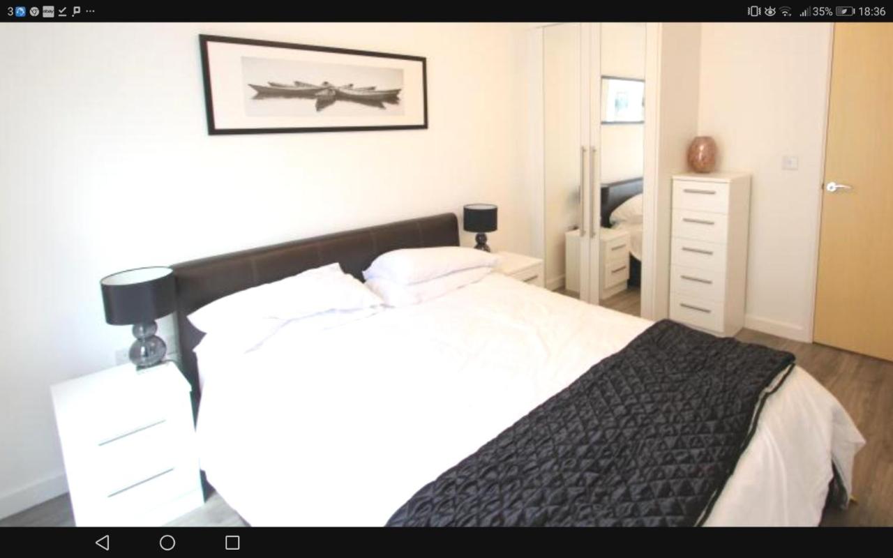 New Central Woking 1 and 2 Bedroom Apartments with Free Gym, close to Train Station photo