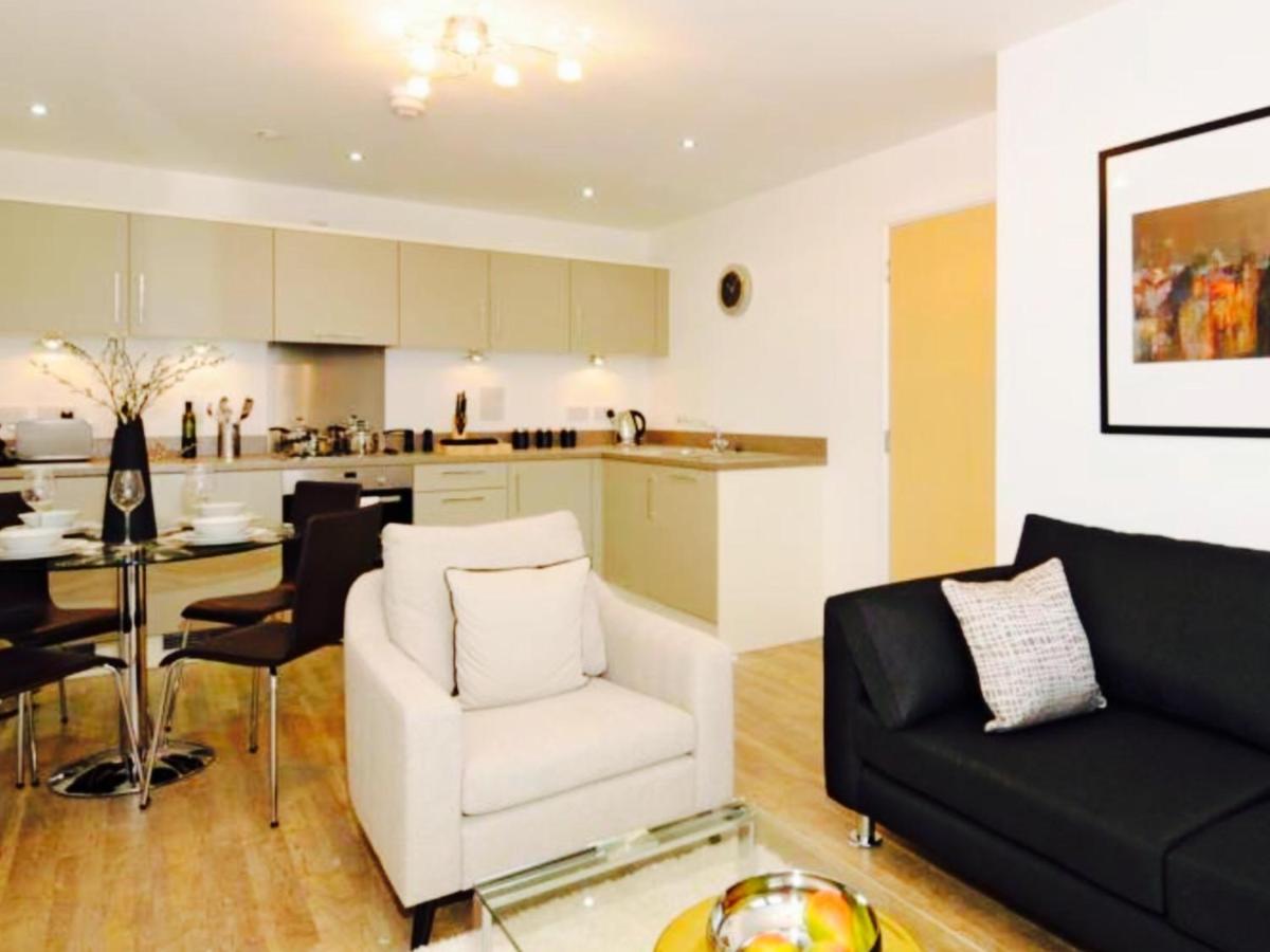 New Central Woking 1 and 2 Bedroom Apartments with Free Gym, close to Train Station photo
