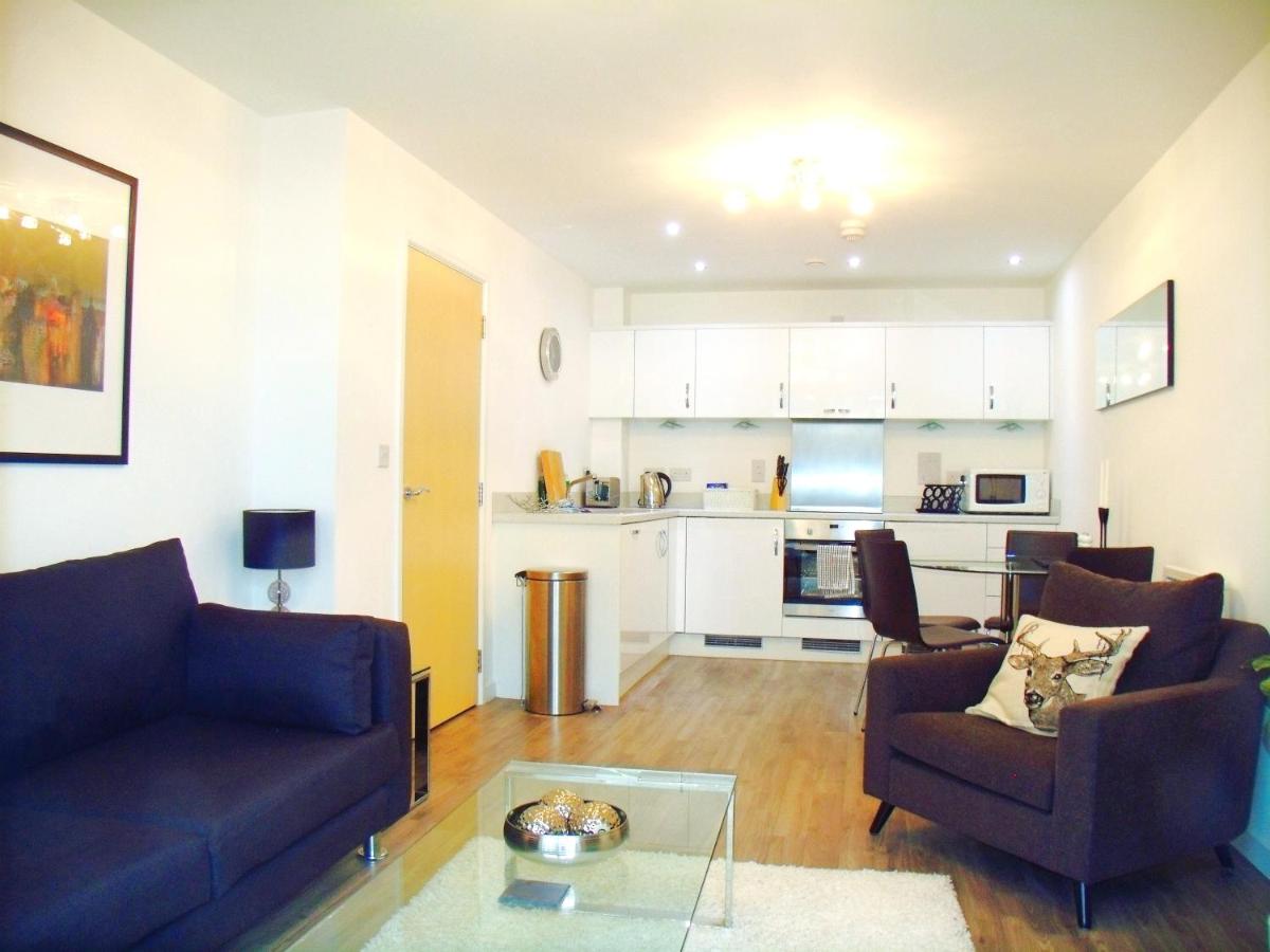New Central Woking 1 and 2 Bedroom Apartments with Free Gym, close to Train Station photo