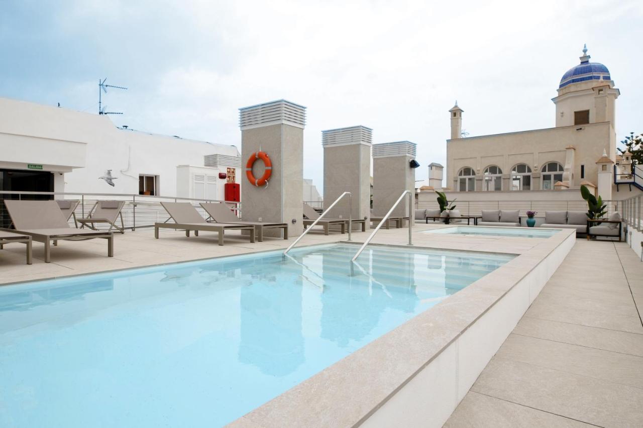 Rooftop swimming pool: Goodnight Cádiz Apartments