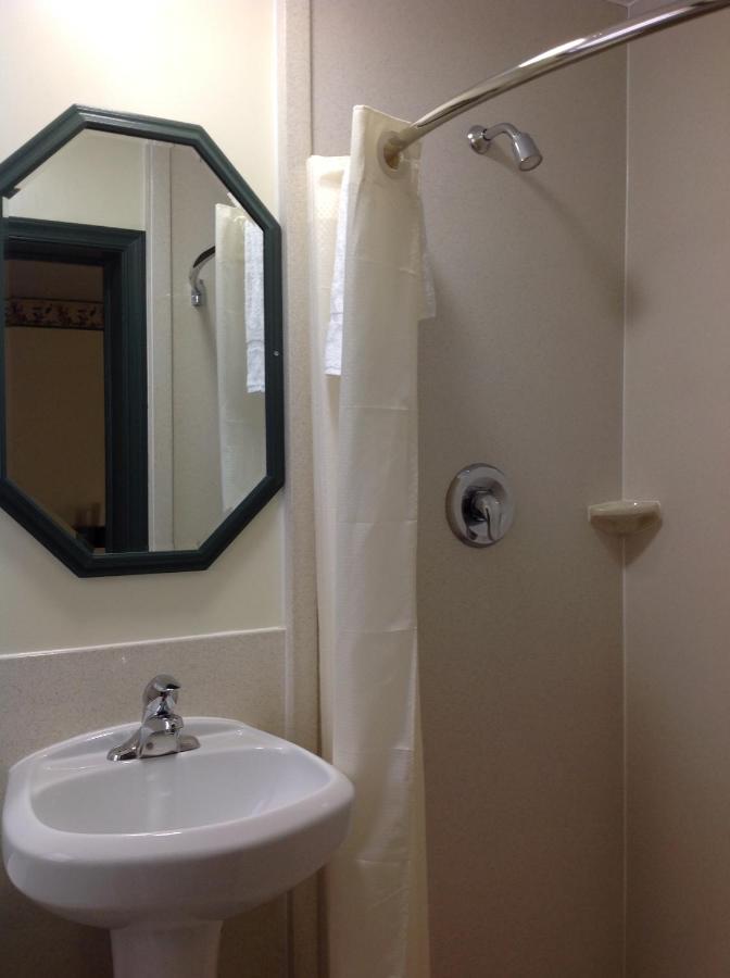 Budget Inn — photo 17