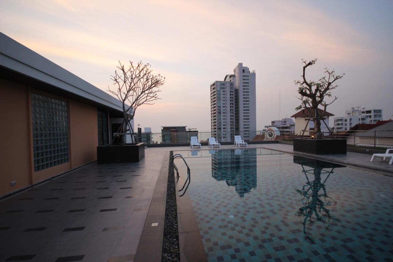 Rooftop swimming pool: Season Five Hotel 