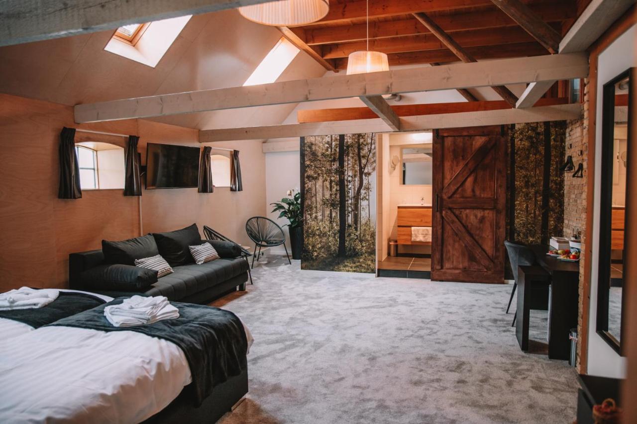Een TV en/of entertainmentcenter bij Harlingen Staete Wellness B&B Oase van rust en luxe 