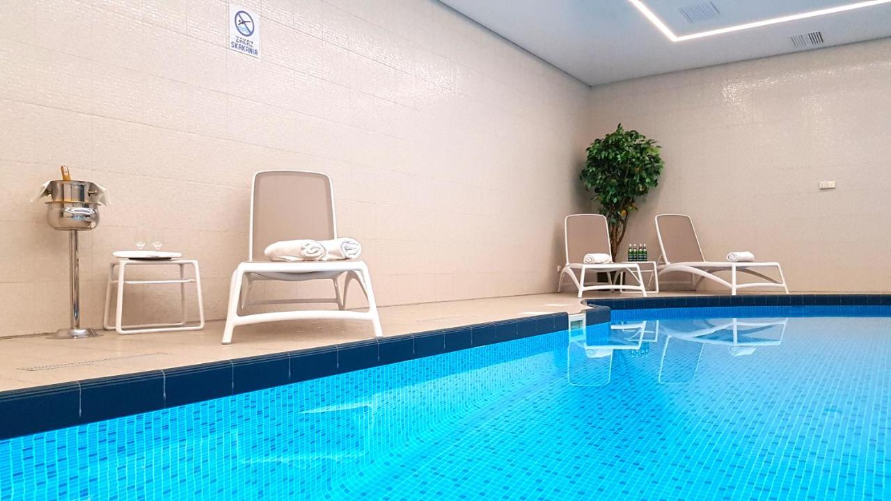 Heated swimming pool: Hotel Amaryllis