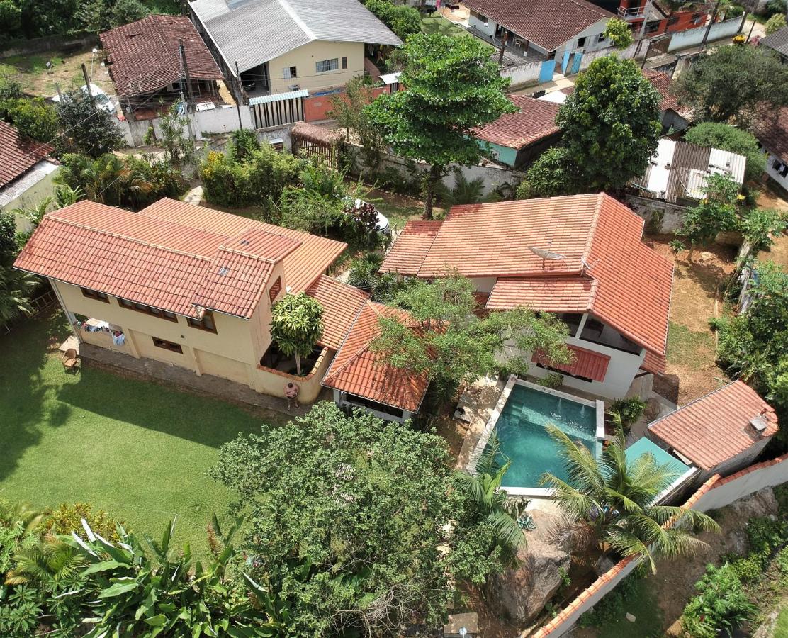 Heated swimming pool: Casa com piscina aquecida e com grande área verde.