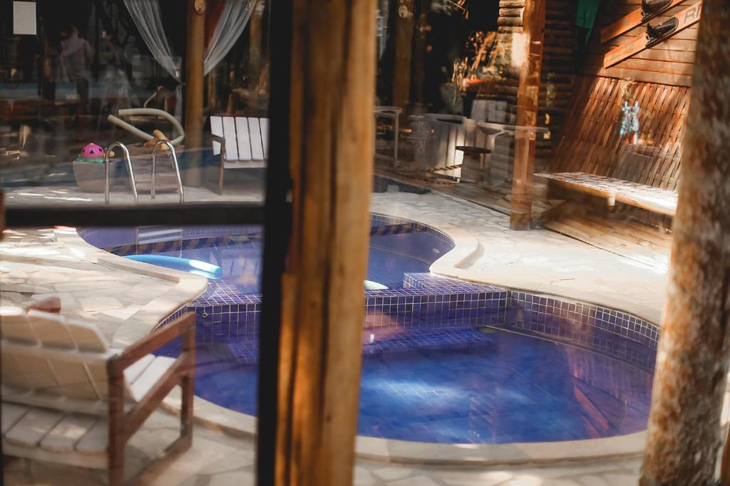 Heated swimming pool: Hotel Britannia