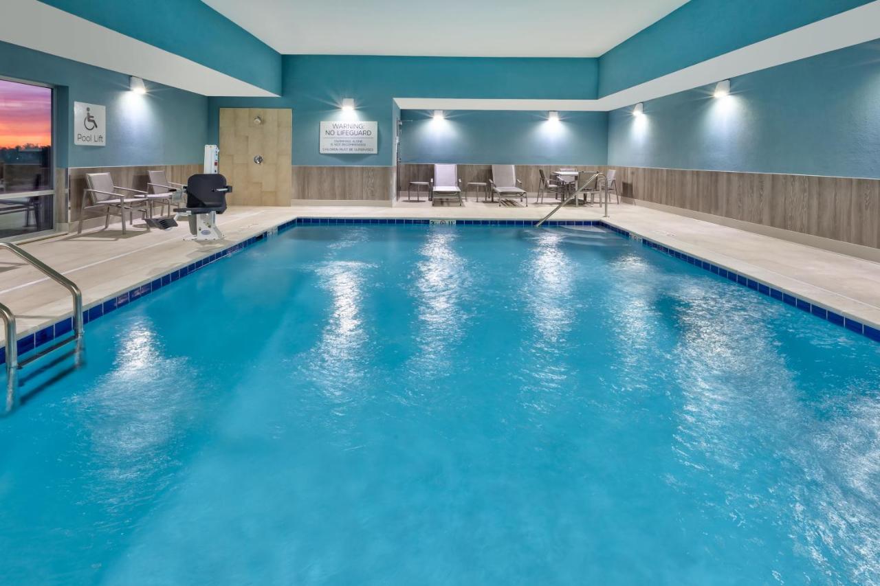 Heated swimming pool: Holiday Inn Express & Suites - Wooster, an IHG Hotel