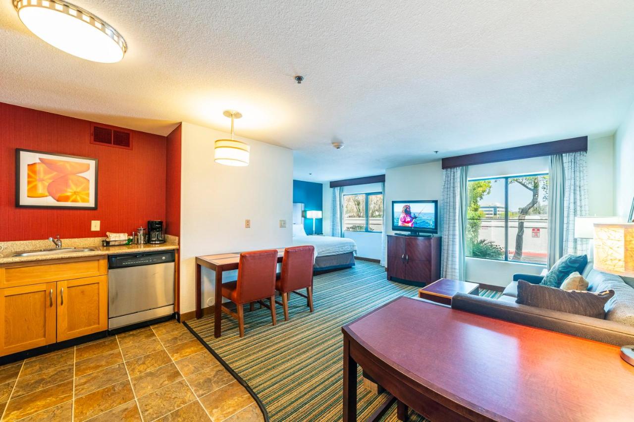 {{ hotelInfo.altText }}