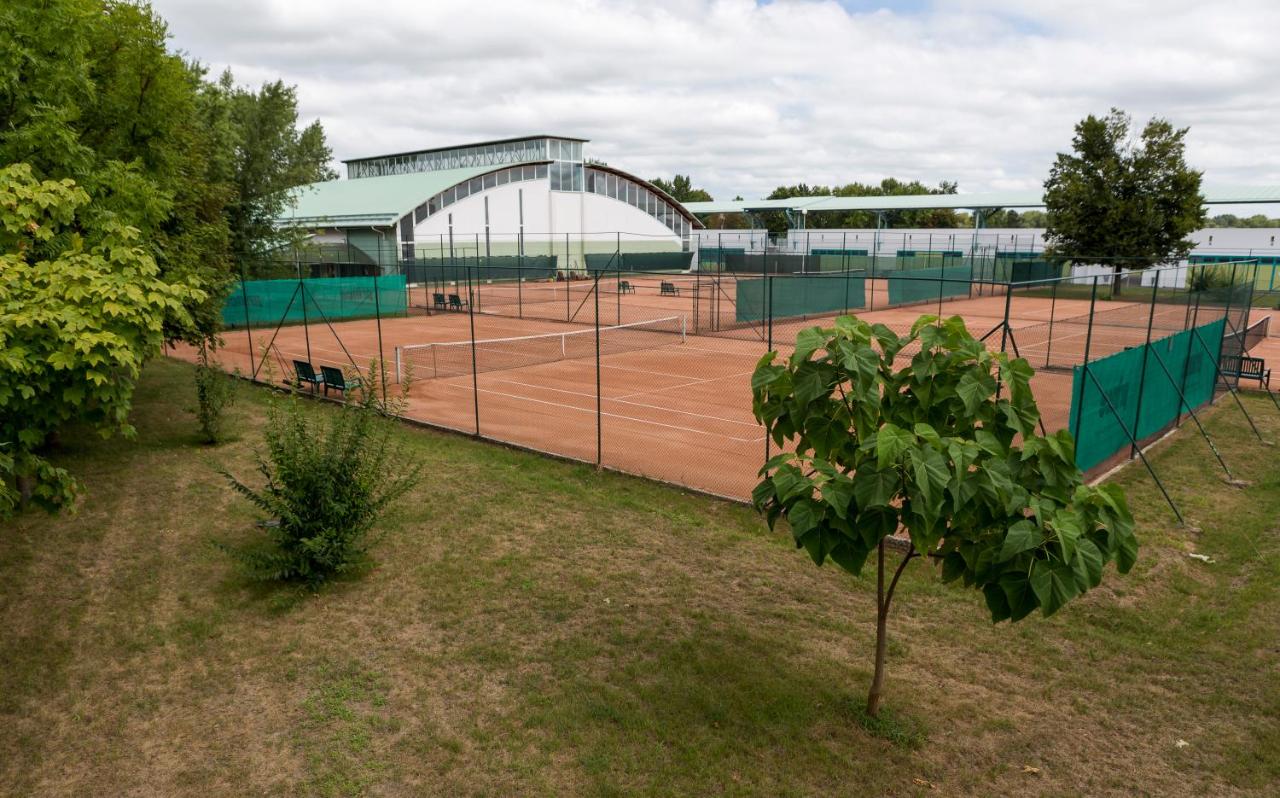 Tennis court: Tisia Hotel & Spa
