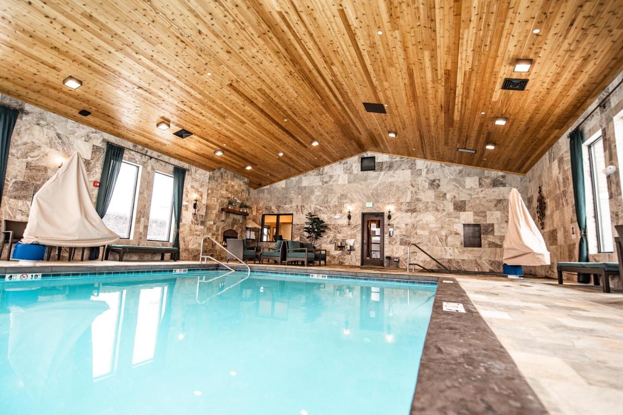 Heated swimming pool: Elk Country Inn