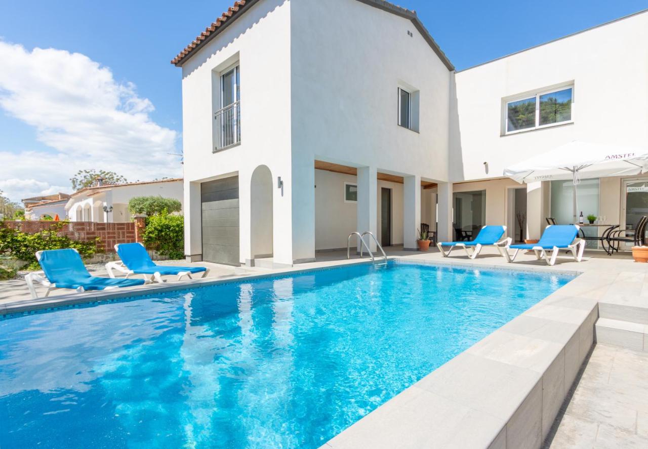 Goldhome - New house with private heated pool, parking, wifi, games room,  Empuriabrava – Updated 2023 Prices