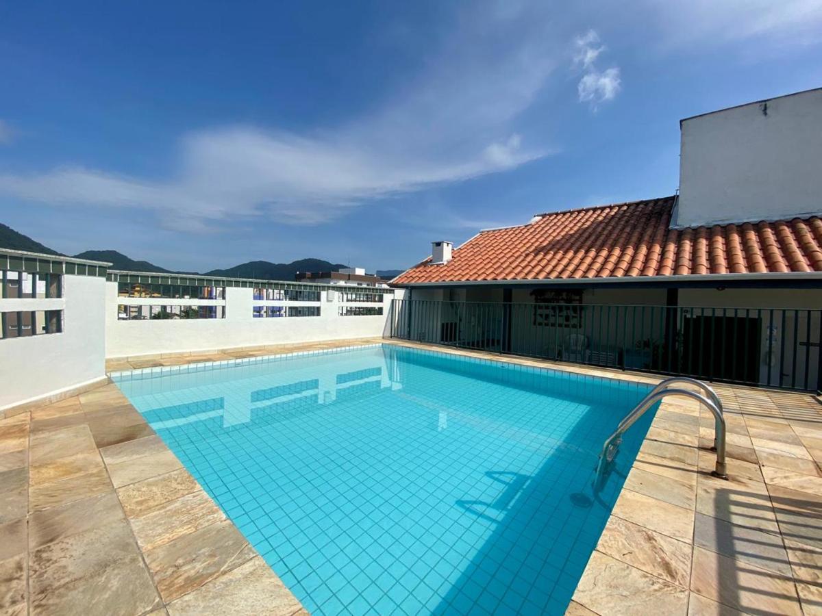 Rooftop swimming pool: Apartamento em Ubatuba, Bairro Itagua, impecável