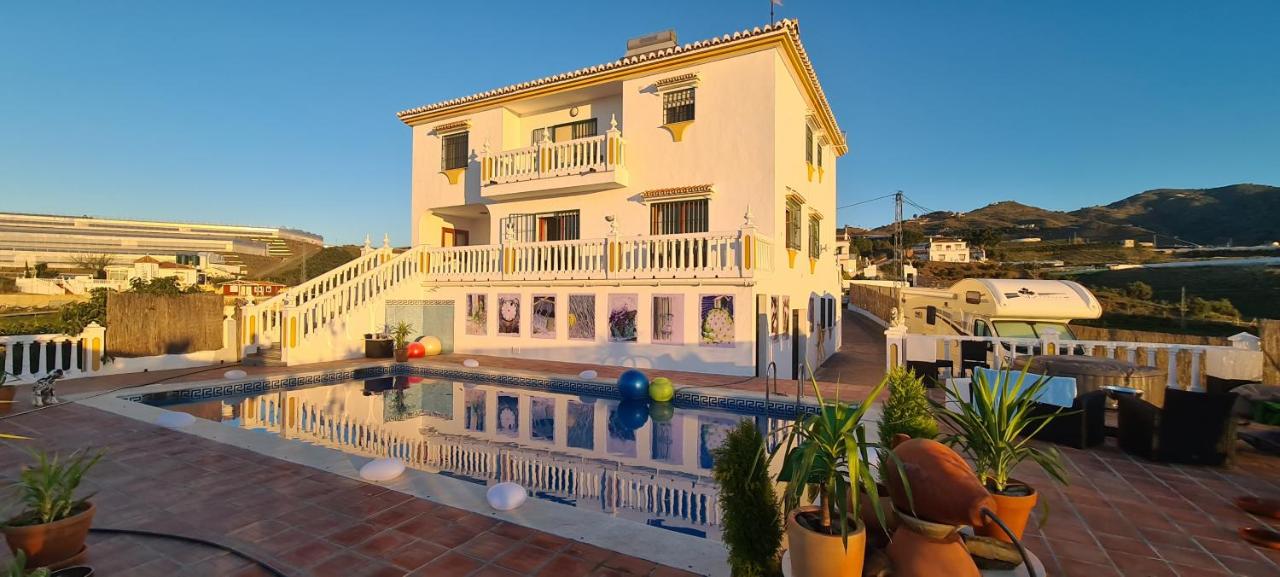 APROTOs Villa Charo mit Meerblick und großem Salzwasserpool ...