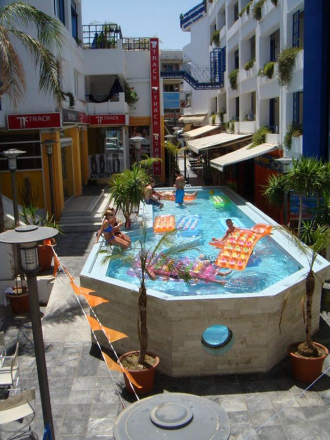 Heated swimming pool: Kassavetis Center - Hotel Studios & Apartments