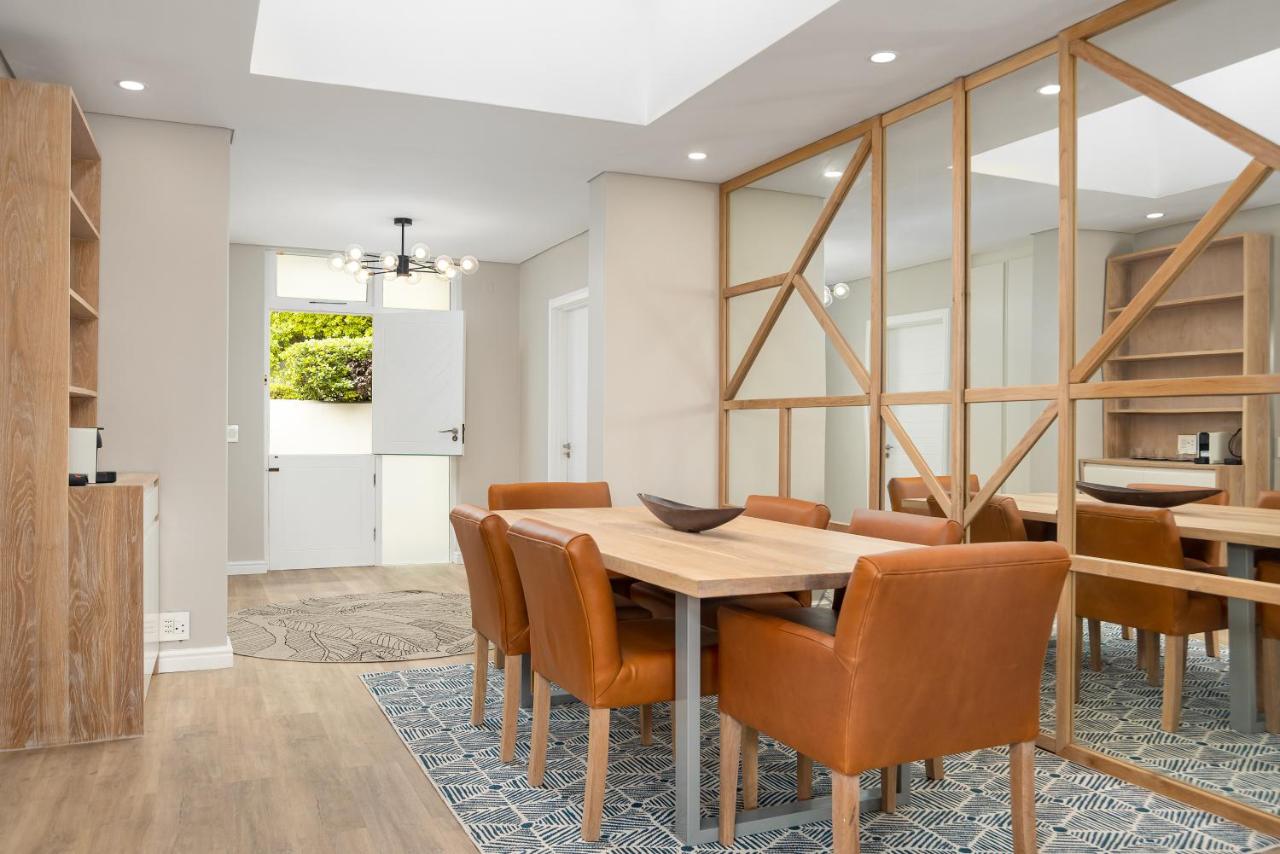 Dolphin Beach E30 - 4