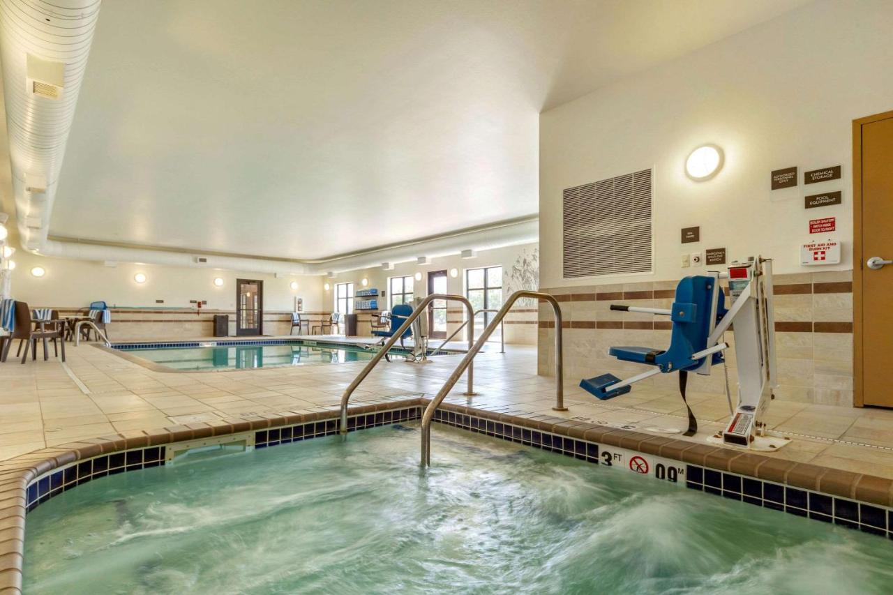 Heated swimming pool: Sleep Inn & Suites Lincoln University Area