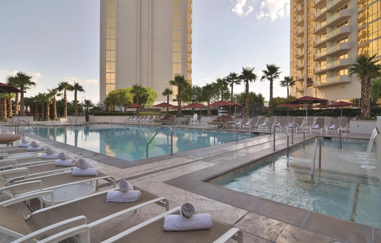 Heated swimming pool: The Signature at MGM Grand - All Suites
