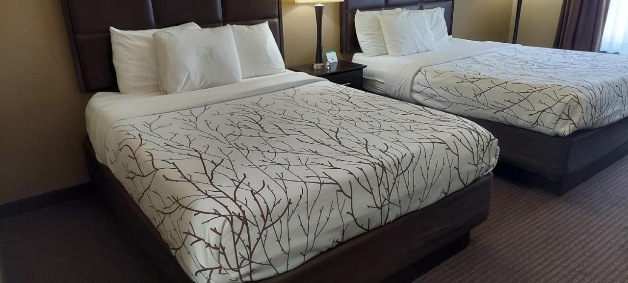 Parkwood Inn & Suites — photo 18