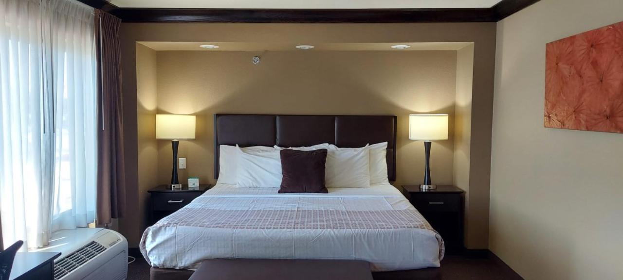 Parkwood Inn & Suites — photo 22