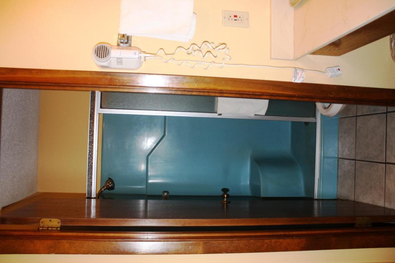 Lake Palestine Motor Inn — photo 12