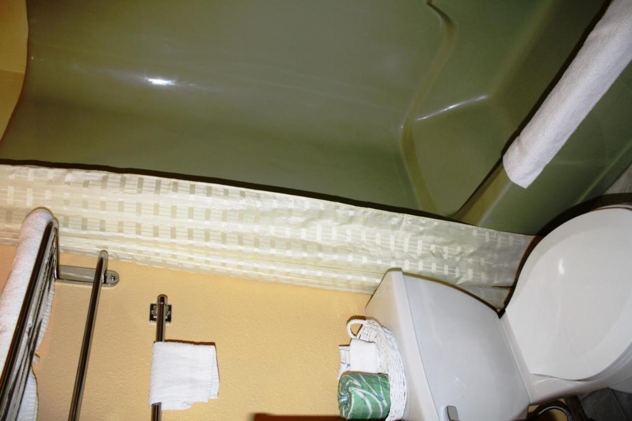 Lake Palestine Motor Inn — photo 18