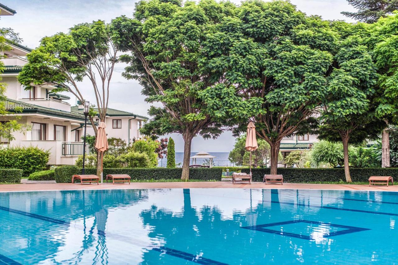 Heated swimming pool: Emerald Beach Resort & Spa