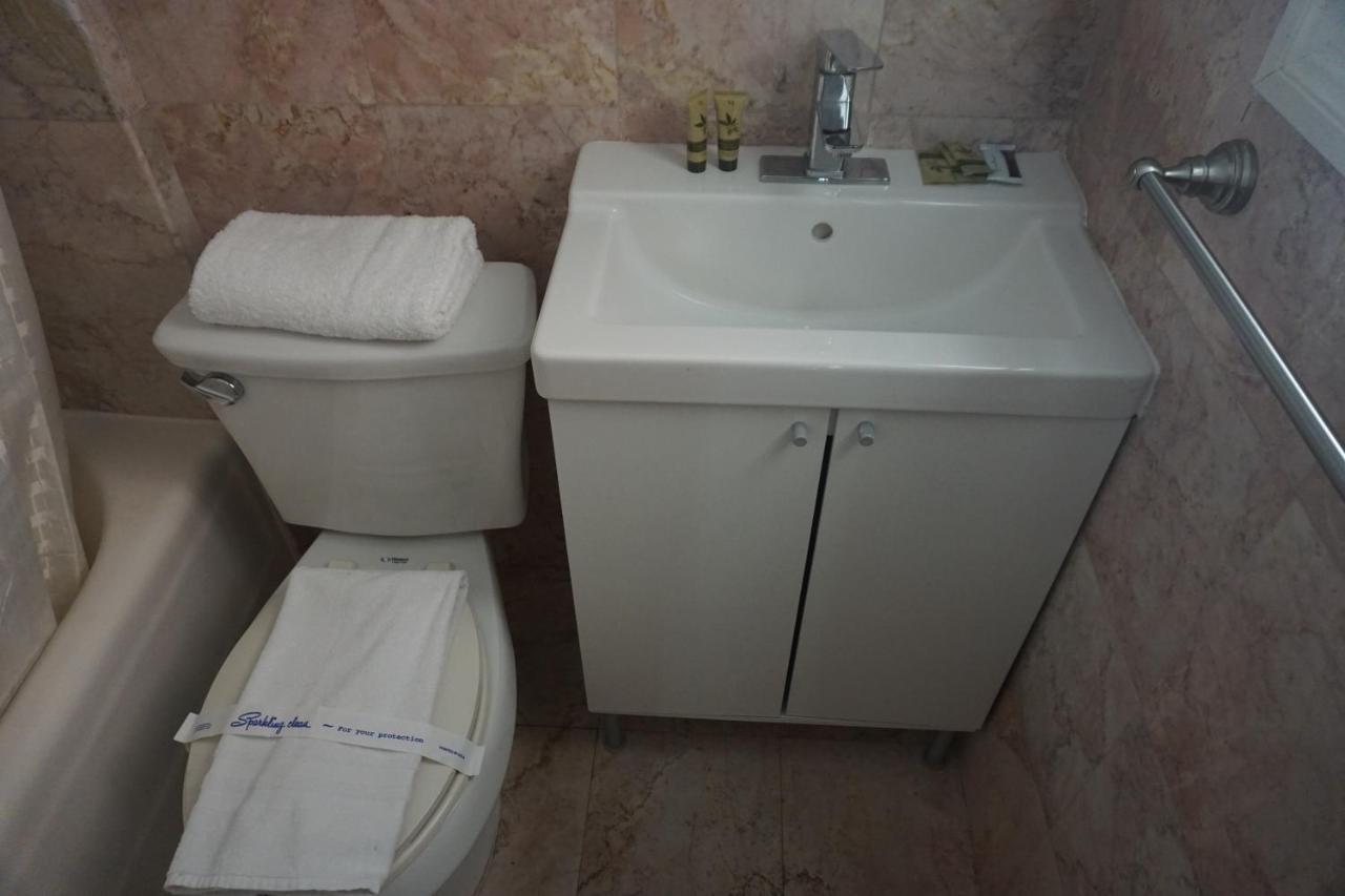 Las Palmas Motel — photo 17
