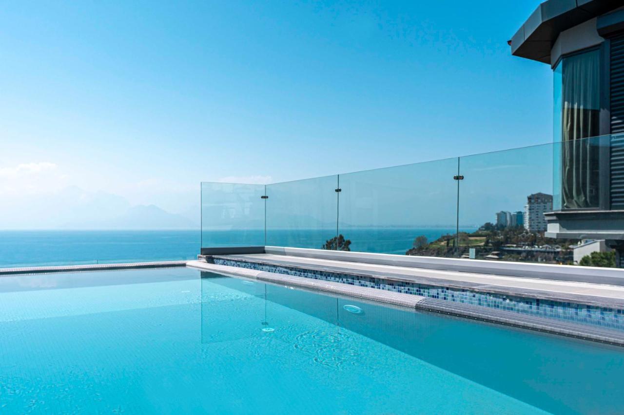 Rooftop swimming pool: La Boutique Hotel & Suites