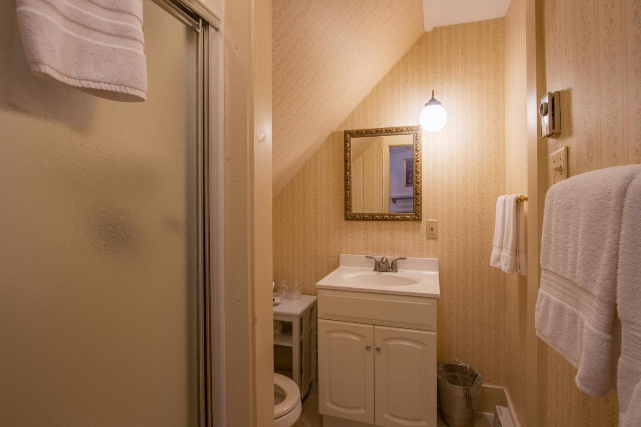 Deerfield Valley Inn - Mt Snow BnB Fireplace Rooms and Breakfast — photo 8