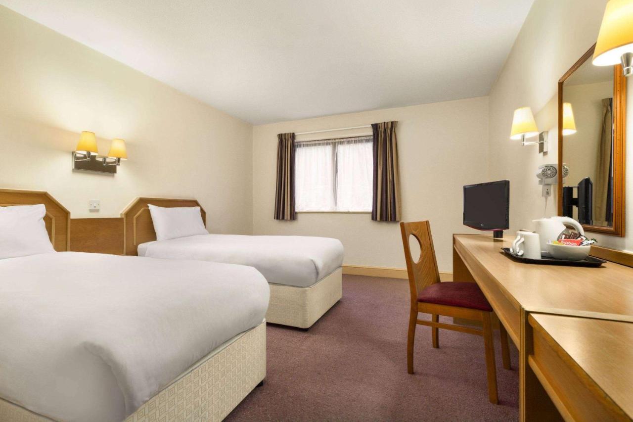 Days Inn by Wyndham Sevenoaks Clacket Lane photo
