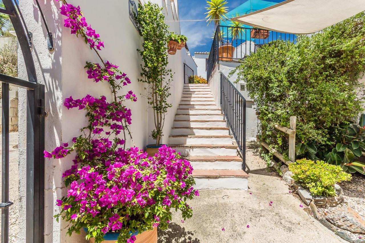 Casa Mundo - 16th century traditional white village house with ...