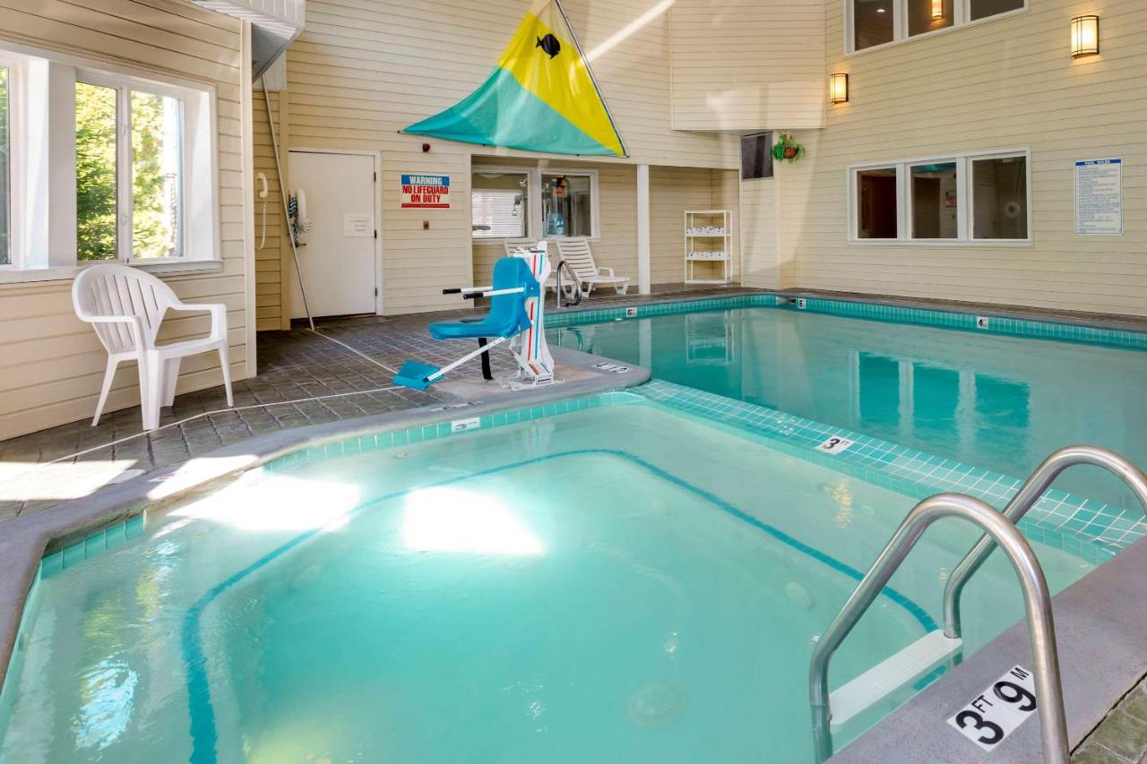 Heated swimming pool: Comfort Inn Traverse City