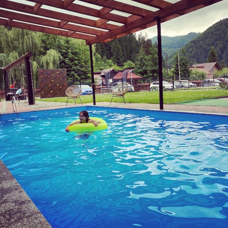 Heated swimming pool: Maison Platanus