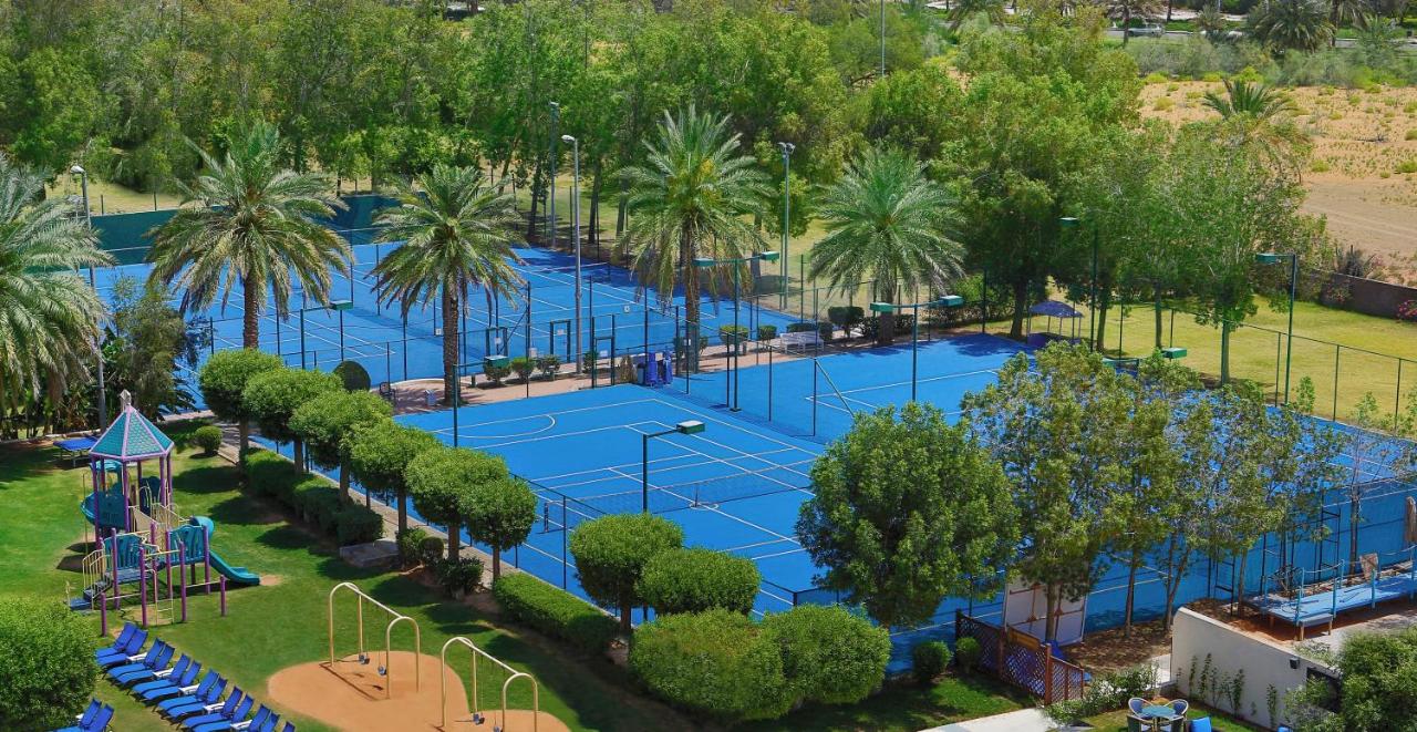 Tennis court: Radisson Blu Hotel & Resort, Al Ain