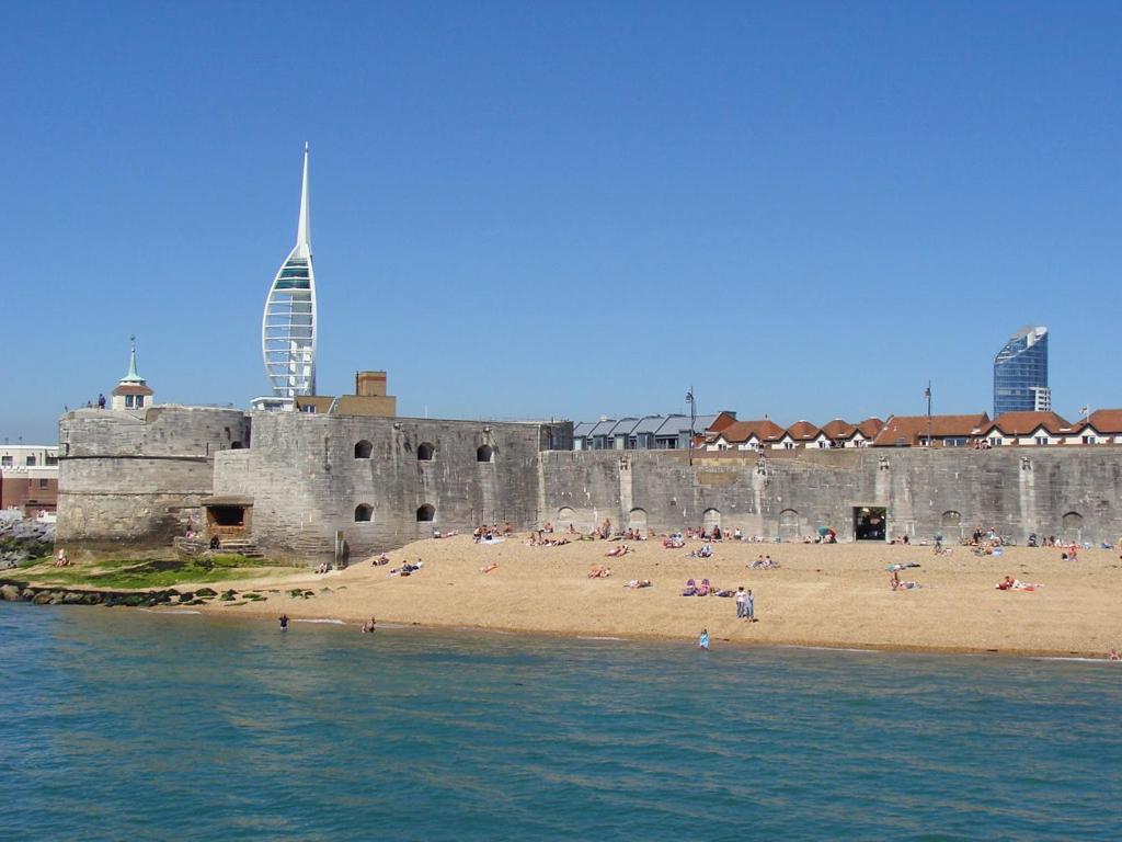 Beach: Luxury 2 bed Georgian Townhouse, Old Portsmouth