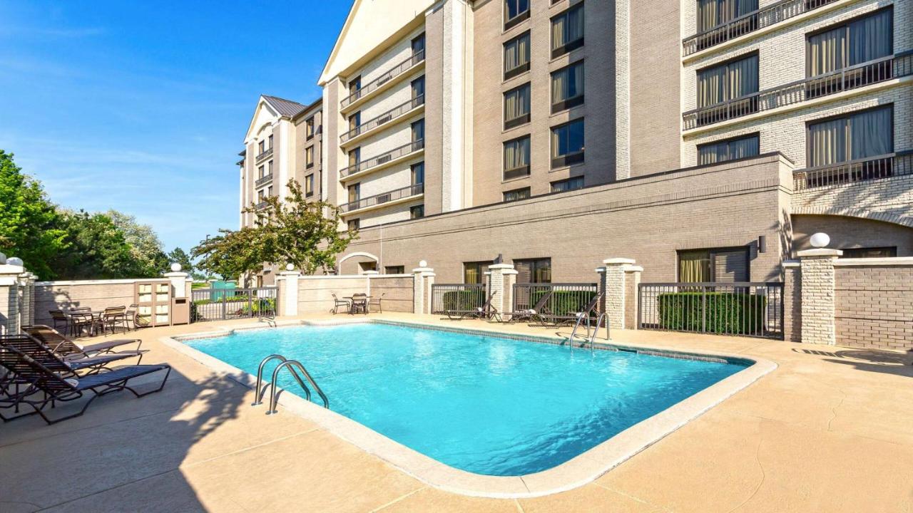 Heated swimming pool: Wyndham Garden Kansas City Airport