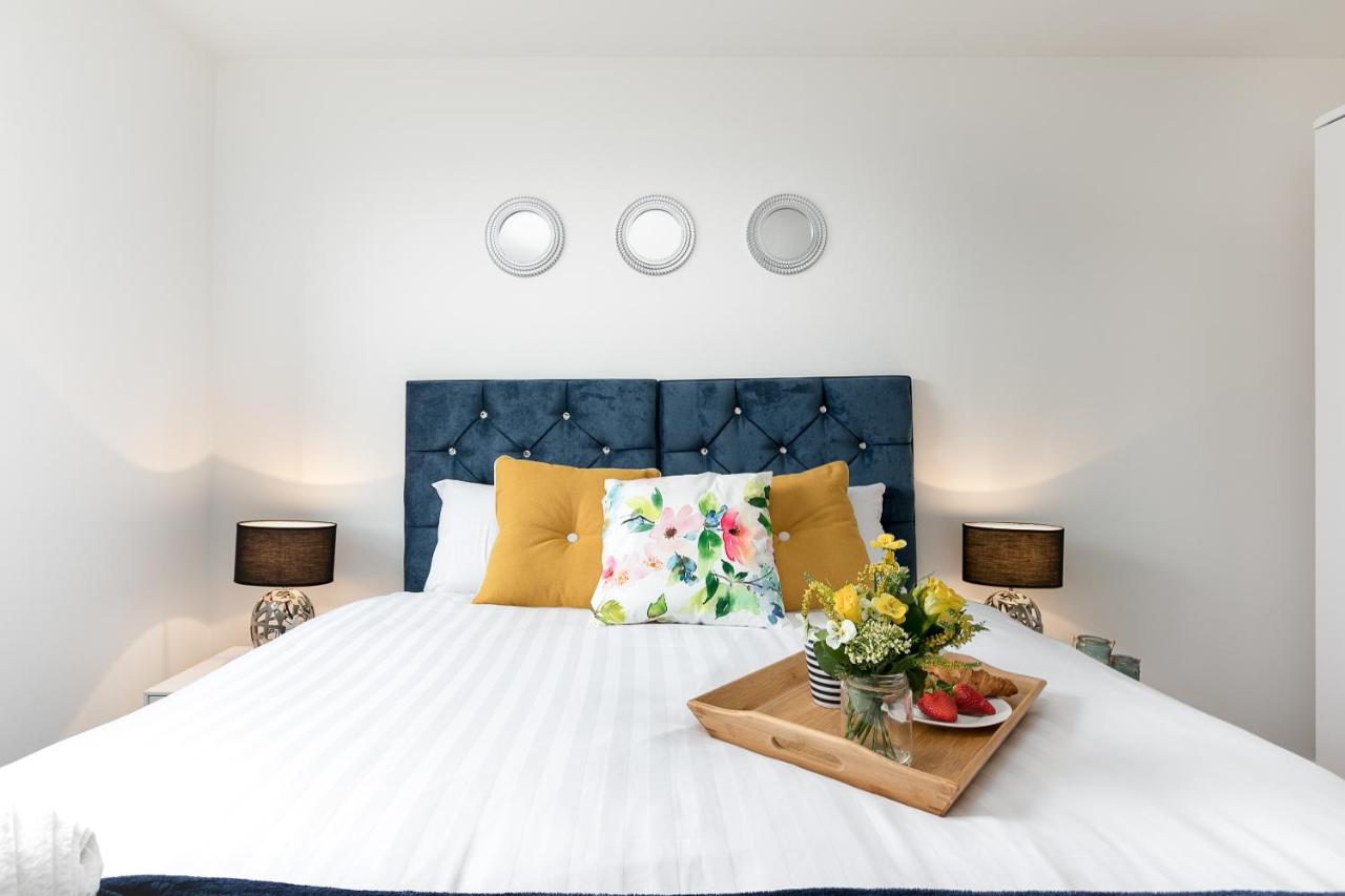 {{ hotelInfo.altText }}