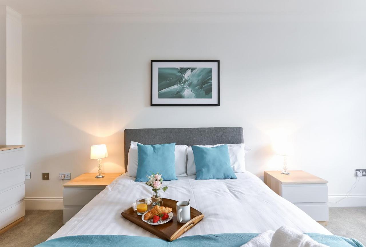 {{ hotelInfo.altText }}