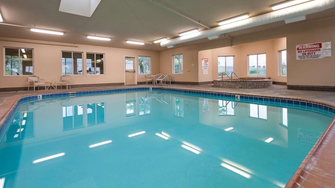 Heated swimming pool: Best Western Nebraska City Inn