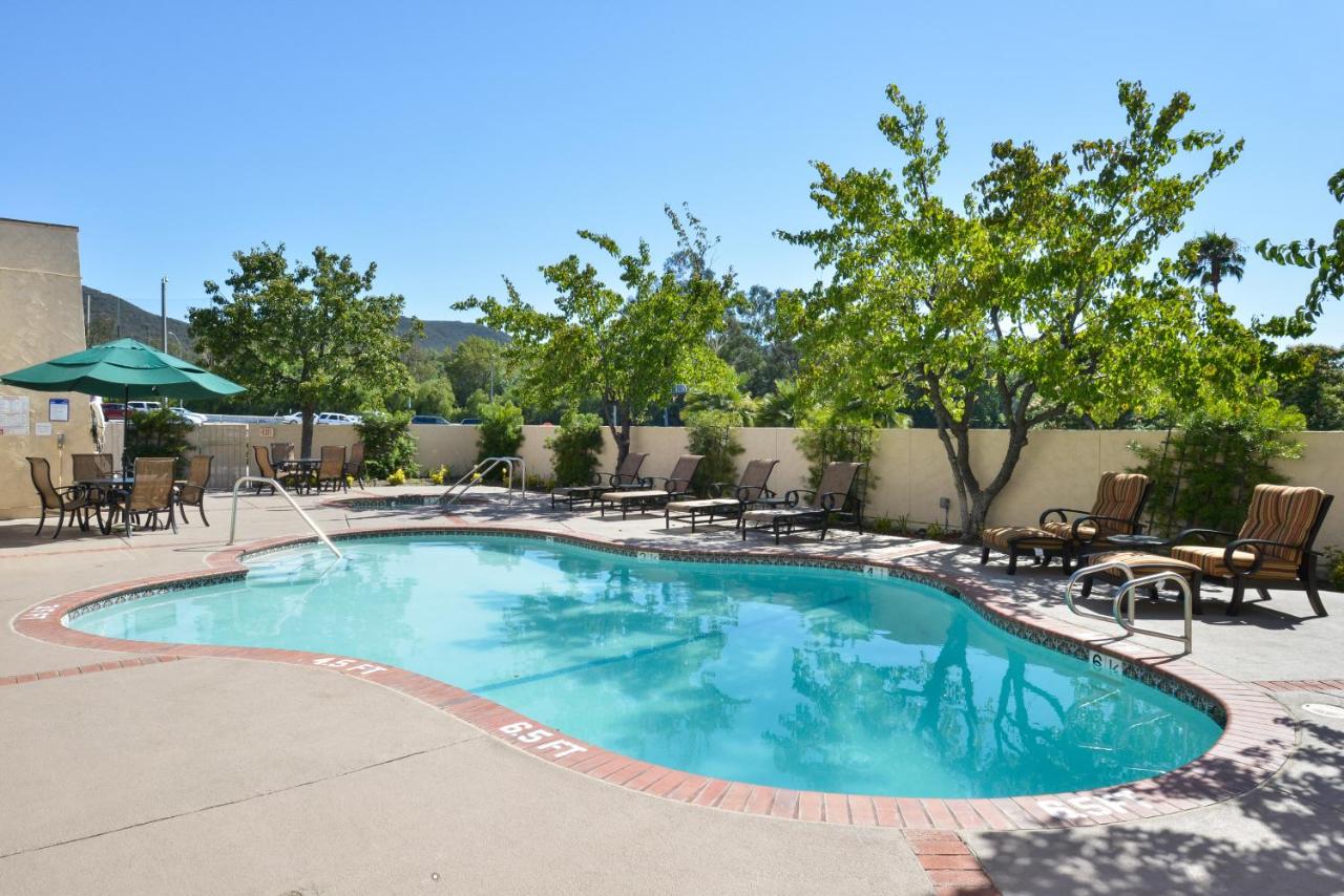 Heated swimming pool: Best Western Plus Thousand Oaks Inn