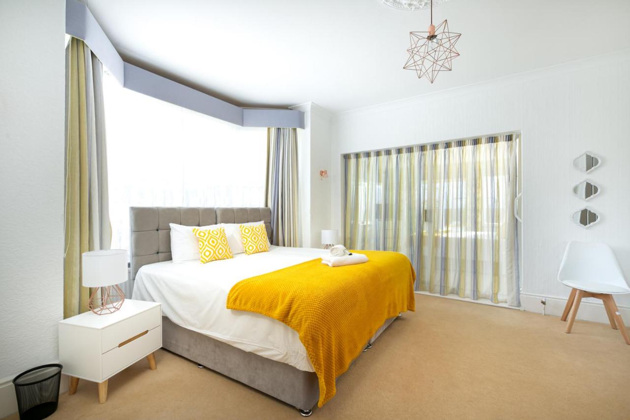 {{ hotelInfo.altText }}