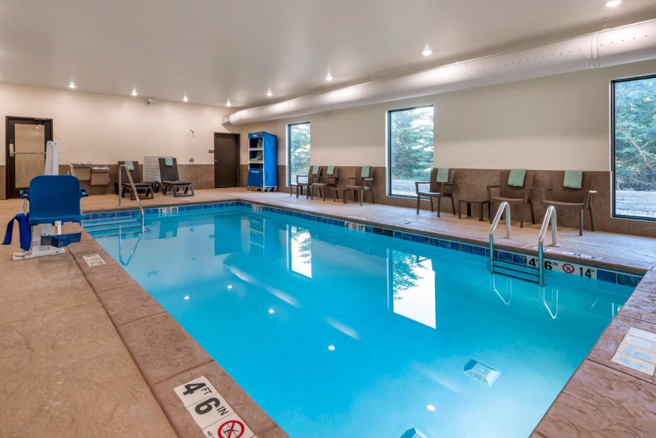 Heated swimming pool: Comfort Inn & Suites
