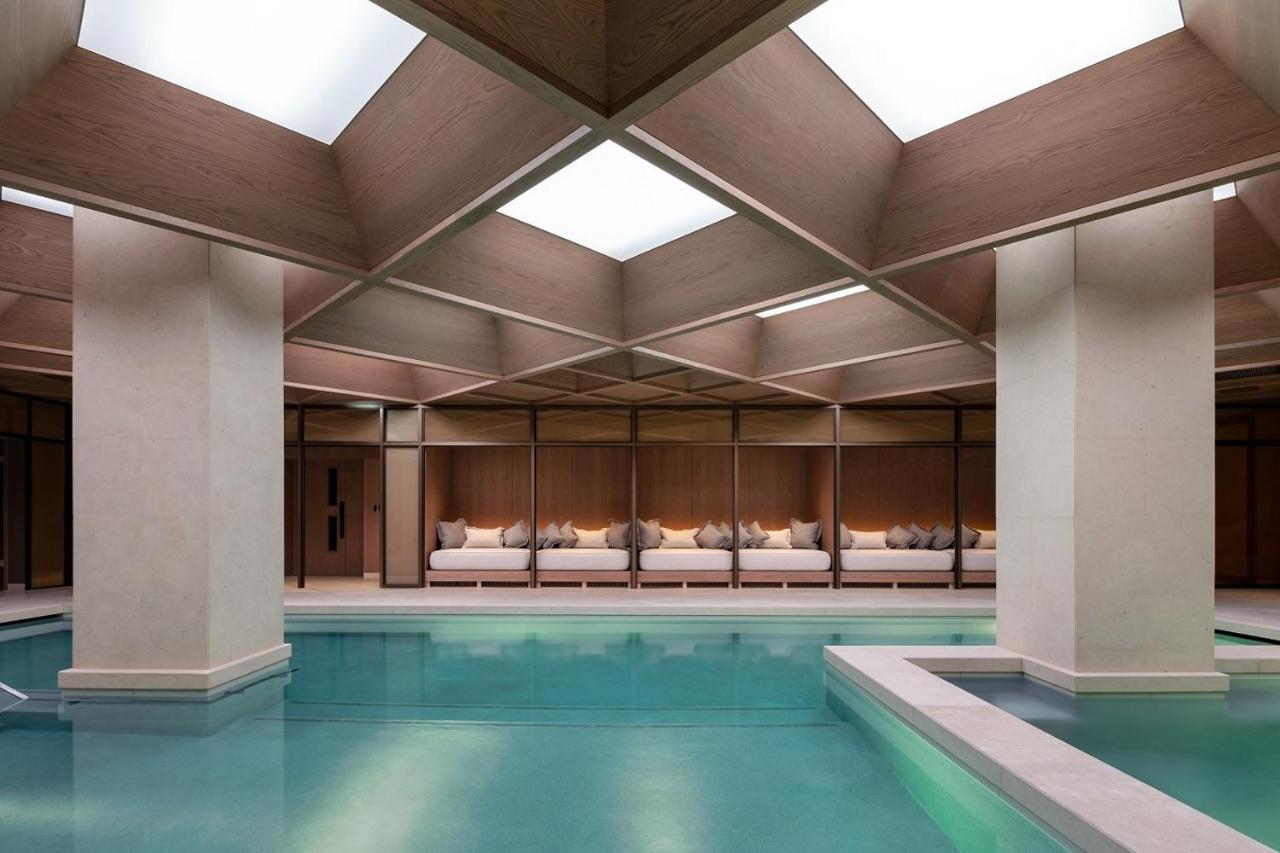 London is a city known for its luxury hotels, and many of these offer their guests the added bonus of a swimming pool. Read more for the best hotels with swimming pools in London London is a city known for its luxury hotels, and many of these offer their guests the added bonus of a swimming pool. Read more for the best hotels with swimming pools in London